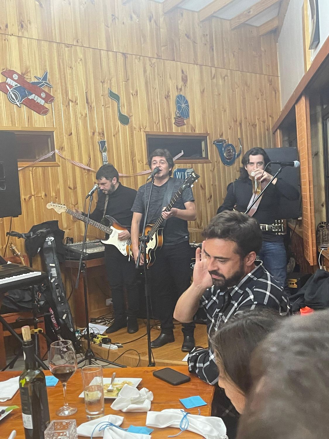 Banda en vivo tocando en el salón del hotel