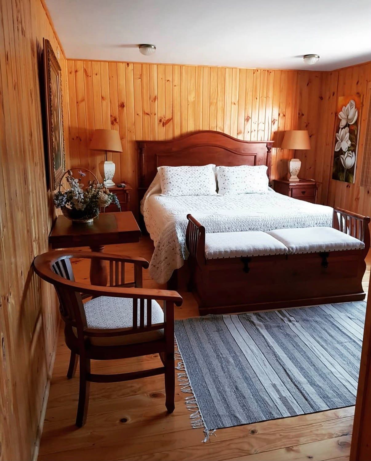 Suite Premium con cama doble, sillón y alfombra