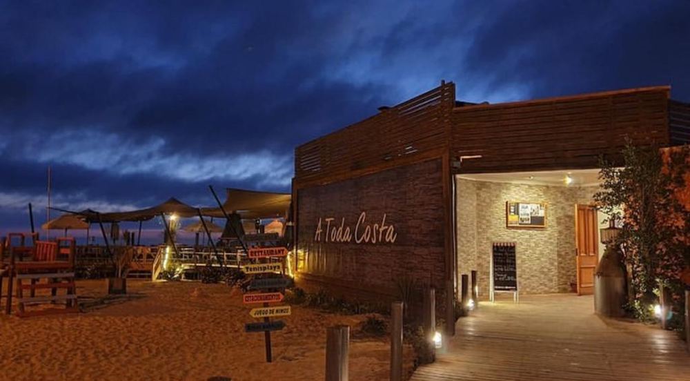 Restaurante A Toda Costa de noche, en la arena de Algarrobo