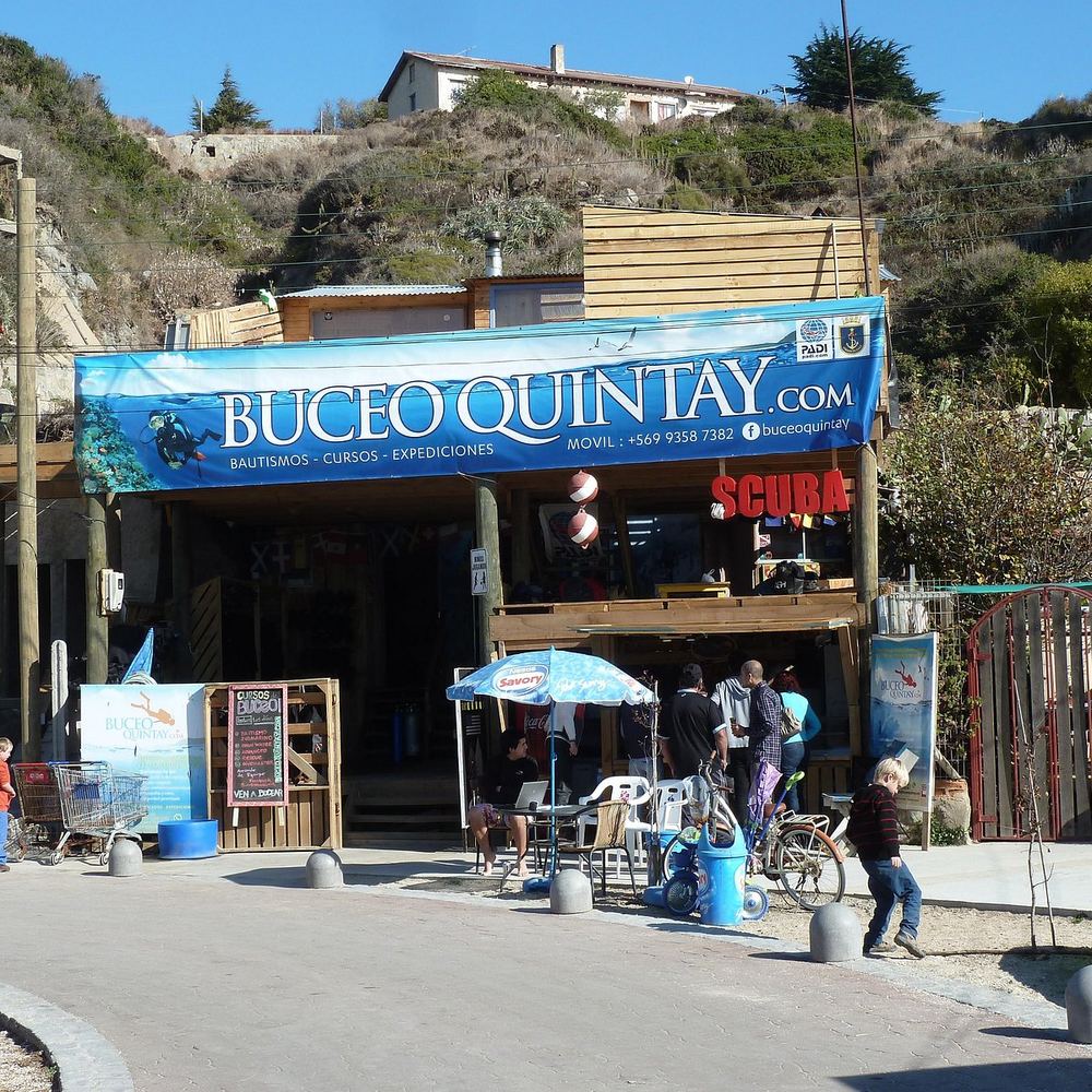 Local de Buceo Quintay en la caleta