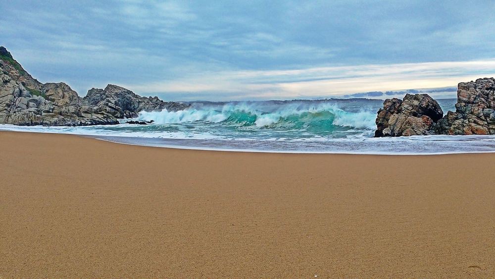 Playa Mirasol con las olas reventando entre las rocas